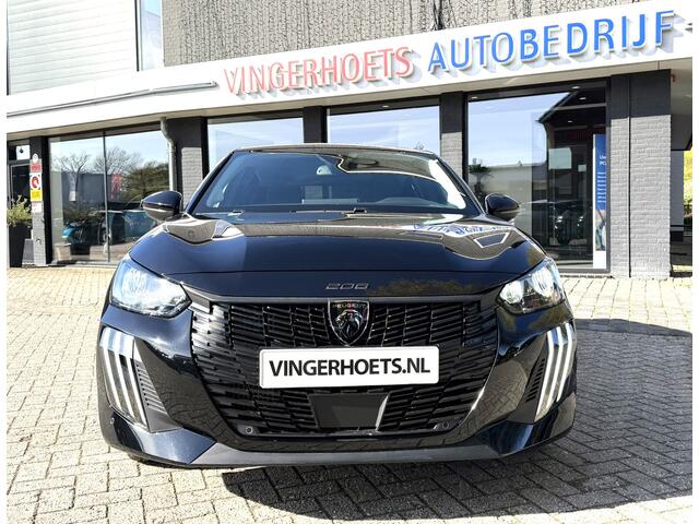 Peugeot 208 100 Pk Benzine * Sportieve Allure * Navigatie & Spotify draadloos via Apple Carply / Android Auto op groot Touch Screen scherm * L.M. Velgen * Parkeersensoren * Climate & Cruise Control * Vingerhoets; Vierde Generatie Eersteklas Service. Al meer dan 100 j