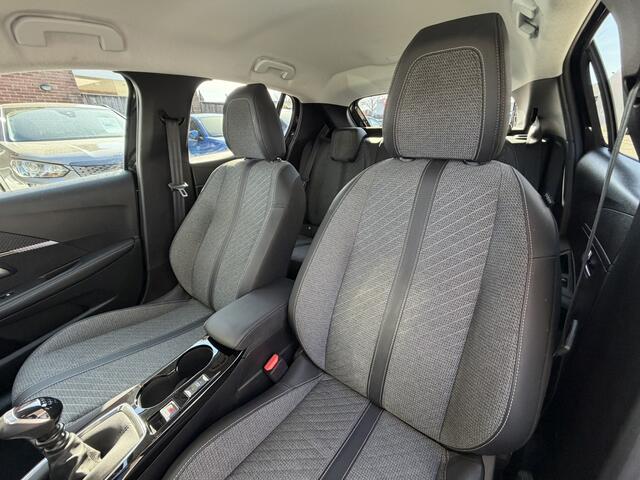 Peugeot 208 100 Pk Benzine * Sportieve Allure * Navigatie & Spotify draadloos via Apple Carply / Android Auto op groot Touch Screen scherm * L.M. Velgen * Parkeersensoren * Climate & Cruise Control * Vingerhoets; Vierde Generatie Eersteklas Service. Al meer dan 100 j