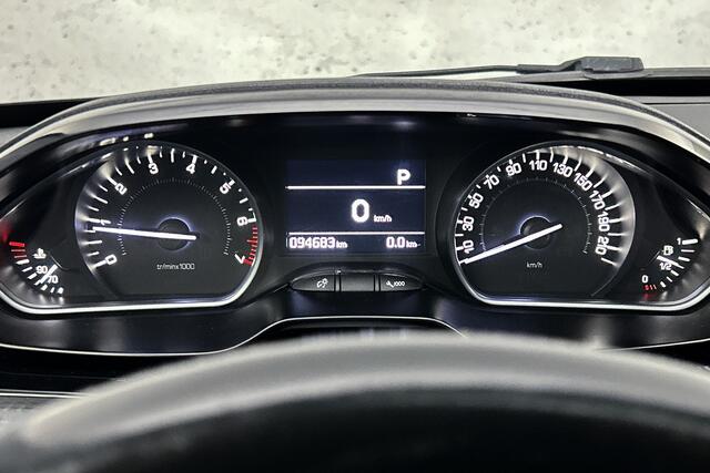 Peugeot 208 1.2 PureTech Allure | Panoramadak | Navigatie | Apple Carplay | Cruise control