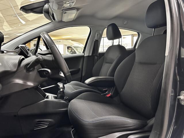 Peugeot 208 1.2 PureTech Signature/ D-Riem verv: 56.000 KM!/ Apple + Android/ DAB+/ Dakspoiler/ Navi/ Extra getint glas/ Airco/ Cruise/ Elek. pakket/ Isofix/ Bluetooth/ Armsteun/ Multi. LEDER. Stuur/ Mistl./ PDC/ LED Dagrijverl