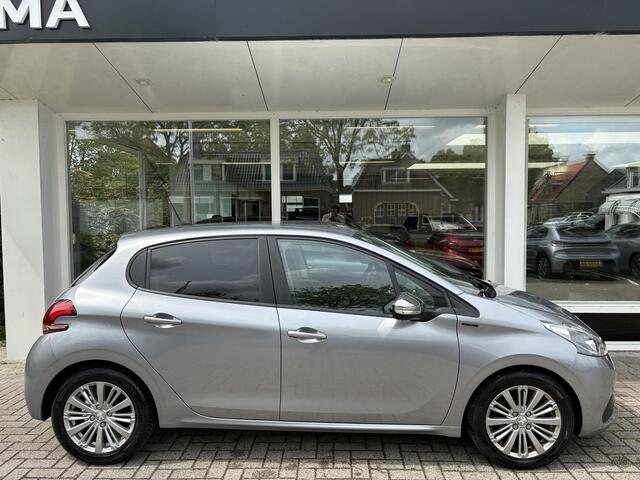 Peugeot 208 1.2 82pk Signature | Weinig kilometers | Navigatie | Cruise Control | Parkeersensoren | Privacy Glass | Lichtmetalen velgen