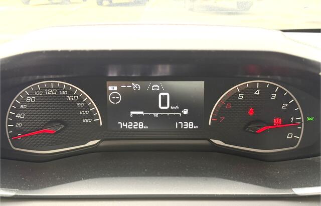 Peugeot 208 Benzine 5-deurs 1.2 * Airco * Cruise Control * DAB Radio * Wit * Vingerhoets; Vierde Generatie Eersteklas Service. Al meer dan 100 jaar een begrip in de Brabantse Kempen
