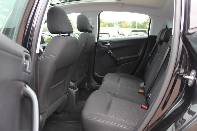 Peugeot 208 1.2 PureTech Allure / Distr.riem VV / Panoramadak / Camera / Navigatie / 16'' / Climate Control / Stoelverwarming / Cruise Control