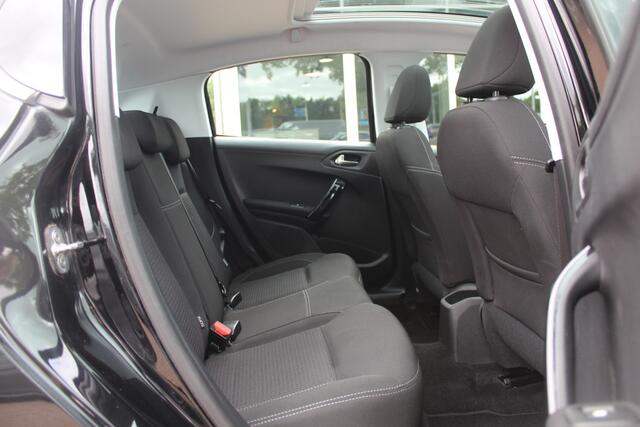 Peugeot 208 1.2 PureTech Allure / Distr.riem VV / Panoramadak / Camera / Navigatie / 16'' / Climate Control / Stoelverwarming / Cruise Control