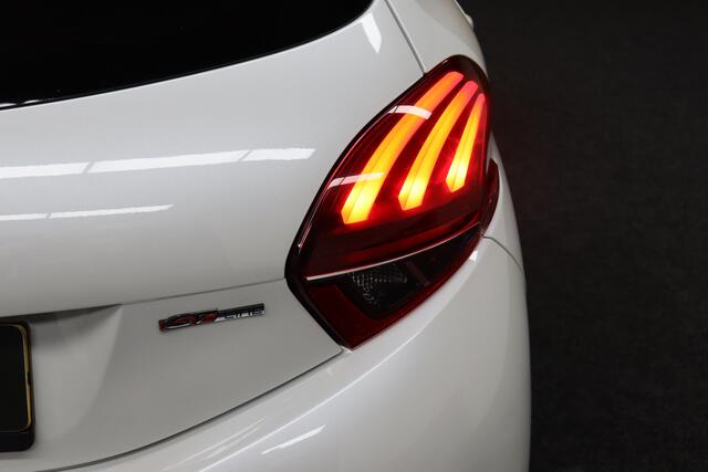 Peugeot 208 1.2 PureTech GT-Line | Panoramadak | Cruise-control | Camera | Clima | Parkeersensoren V+A | Parkeerassistent | Apple Carplay & Android Auto | Navigatie | LM Velgen