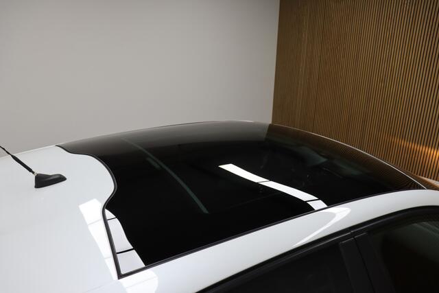 Peugeot 208 1.2 PureTech GT-Line | Panoramadak | Cruise-control | Camera | Clima | Parkeersensoren V+A | Parkeerassistent | Apple Carplay & Android Auto | Navigatie | LM Velgen