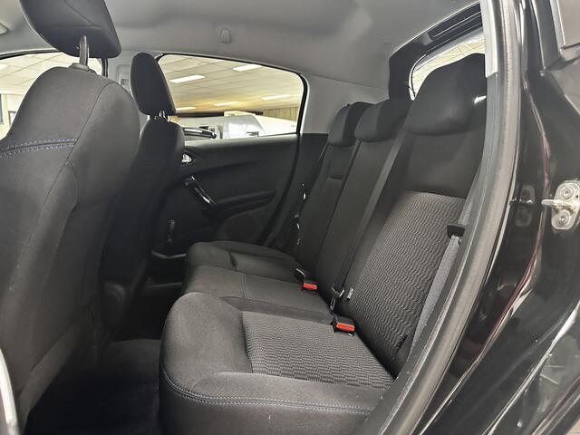 Peugeot 208 1.2 PureTech Signature/ D-Riem verv: 71.000 KM!/ Apple + Android/ Navi/ Airco/ Cruise/ DAB+/ Elek. pakket/ Isofix/ Bluetooth/ Armsteun/ Multi. LEDER. Stuur/ Mistl./ PDC/ LED Dagrijverl.