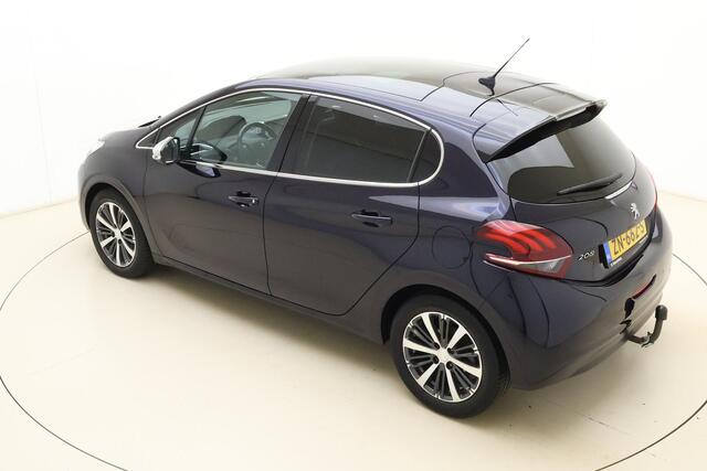 Peugeot 208 1.2 PureTech Allure | Trekhaak | Achteruitrijcamera | Panoramadak | Navigatie | Airco | Climate control | Bluetooth koppeling