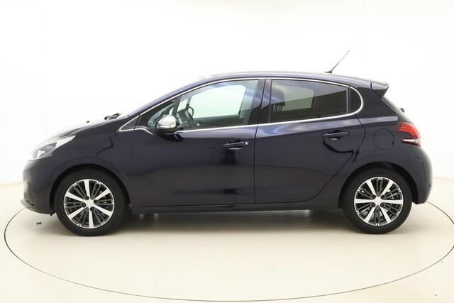 Peugeot 208 1.2 PureTech Allure | Trekhaak | Achteruitrijcamera | Panoramadak | Navigatie | Airco | Climate control | Bluetooth koppeling