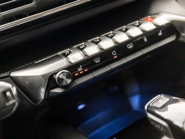 Peugeot 3008 1.2 PureTech Sport Automaat (APPLE CARPLAY, GROOT NAVI, STOELVERWARMING, 360 CAMERA, SPORTSTOELEN, GETINT GLAS, LANE ASSIST, CRUISE, NIEUWSTAAT)