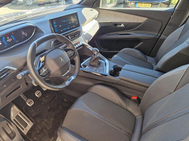 Peugeot 3008 1.2 PureTech GT | Achteruitrijcamera | Parkeersensoren V+A | Cruise & Climate control | Navi | Apple Carplay / Android Auto