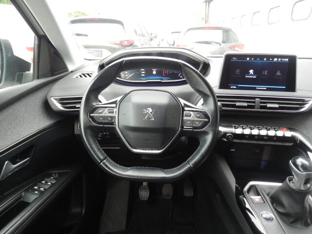 Peugeot 3008 1.2 PURETECH ALLURE trekhaak/19inch alu/airco