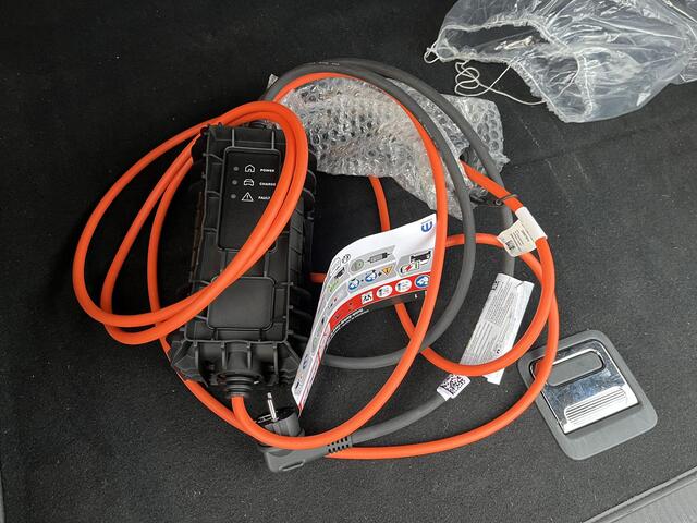 Peugeot 3008 1.6 HYbrid 180 Allure Pack Business VAN: ¤29.900,- VOOR: ¤26.877,- UW EINDEJAARSVOORDEEL: ¤3.023| PHEV PLUG-IN HYBRIDE| 10.000KM!!| DODE HOEK| CAMERA|ADAPTIVE CRUISE| CARPLAY/ ANDROID AUTO