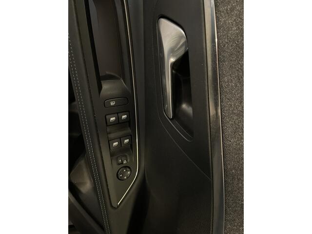 Peugeot 3008 1.2 PureTech Allure 130 pk EAT8 automaat Navigatie-Achteruitrijcamera-Keyless Entry-Climate control