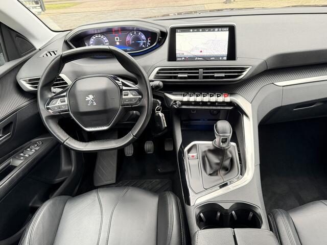 Peugeot 3008 130 Pk Benzine * Luxe Uitvoering * Zwart Lederen Bekleding * Navigatie * Trekhaak * Climate & Cruise Control * L.M. Velgen * Apple Caplay + Android Auto * Distributieriem vervangen 2025 * Vingerhoets; Vierde Generatie Eersteklas Service; Al meer dan 100 j