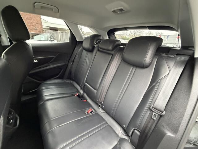 Peugeot 3008 130 Pk Benzine * Luxe Uitvoering * Zwart Lederen Bekleding * Navigatie * Trekhaak * Climate & Cruise Control * L.M. Velgen * Apple Caplay + Android Auto * Distributieriem vervangen 2025 * Vingerhoets; Vierde Generatie Eersteklas Service; Al meer dan 100 j