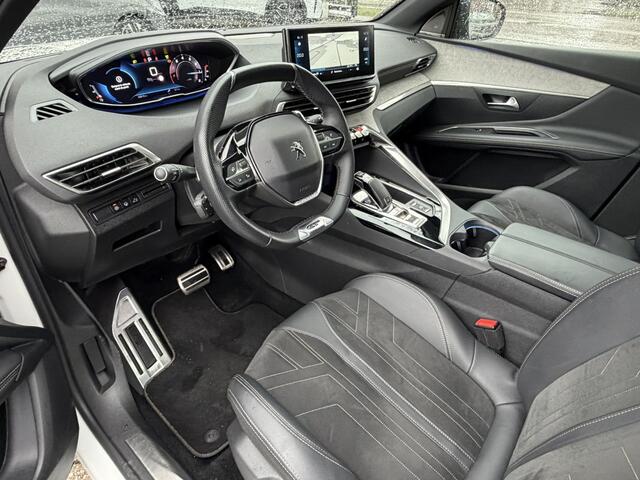 Peugeot 3008 *** 130 Pk *** GT *** Automaat *** Black Pack * Open Schuifdak * Stoelverwarming * Keyless Entry & Start * Parkeer Camera voor- en achterzijde * Elektrisch bedienbare Achterklep * L.M. Velgen * Alcantara Interieur * Vingerhoets; Vierde Generatie Eerstekla