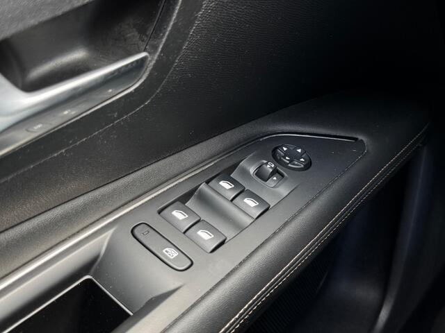 Peugeot 3008 1.2 GT Line - Navi - camera - all season banden - stoelverwarming