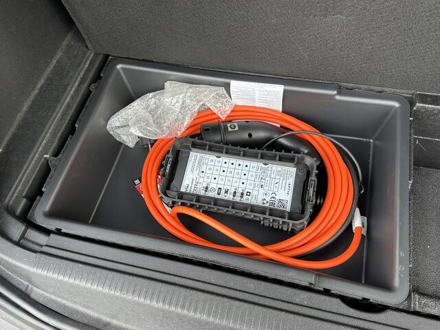 Peugeot 3008 1.6 HYbrid 225 GT Pack Business PANO| BLACK PACK| VAN ¤29.900,- NU VOOR SLECHTS ¤27.877,- Uw LENTEVOORDEEL ¤2.023,-| FOCAL AUDIO| CAMERA VOOR + ACHTER| ADAPTIVE CRUISE| DODE HOEK SENSOR| ELEK. ACHTERKLEP| STOELVERWARMING