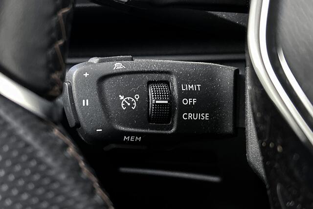 Peugeot 3008 1.6 HYbrid4 300 GT | Lederen bekleding | Stoelverwarming | Adaptieve cruise control