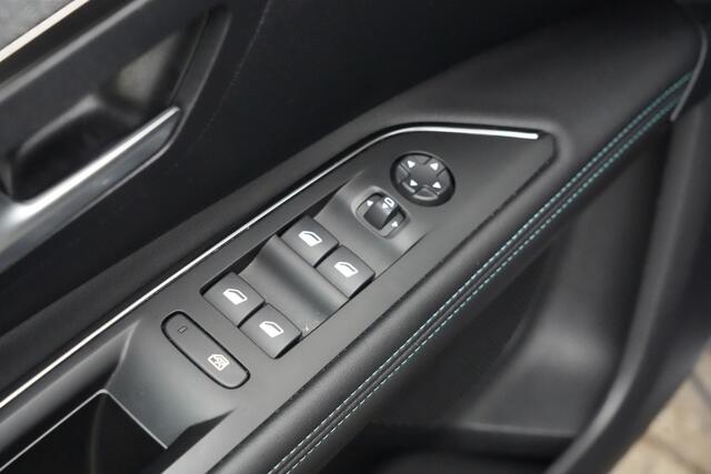 Peugeot 3008 1.2 PureTech Allure Pack Business 131pk Navigatie/Trekhaak/Camera