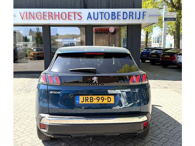 Peugeot 3008 1.6 Plug in Hybride 225 Pk * Automaat * Luxe Allure * * Navigatie * Dodehoek Sensoren * Achteruitrij Camera * Keyless Start * Laadstekker 220 V * 1/2 Lederen Interieur * Vingerhoets; Vierde Generatie Eersteklas Service. Al meer dan 100 jaar een begrip in