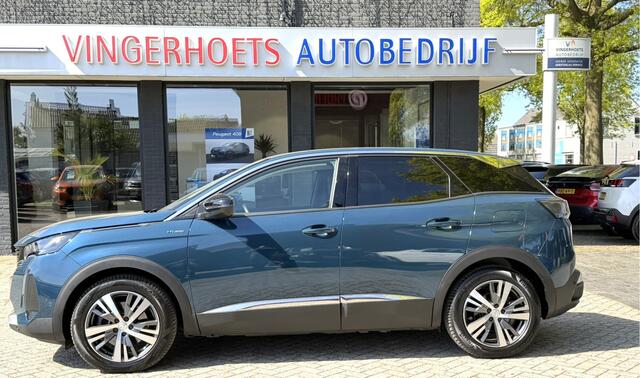 Peugeot 3008 1.6 Plug in Hybride 225 Pk * Automaat * Luxe Allure * * Navigatie * Dodehoek Sensoren * Achteruitrij Camera * Keyless Start * Laadstekker 220 V * 1/2 Lederen Interieur * Vingerhoets; Vierde Generatie Eersteklas Service. Al meer dan 100 jaar een begrip in