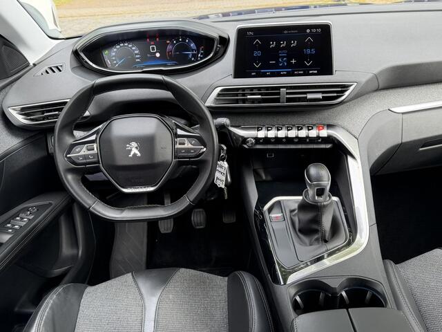 Peugeot 3008 Benzine 130 Pk Luxe Allure * Trekhaak * 1/2 Lederen Interieur * L.M. Velgen & Michelin banden * Stoelverwarming * Parkeersensoren voor- en achterzijde * Vingerhoets; Vierde Generatie Eersteklas Service. Al meer dan 100 jaar een begrip in de Brabantse Kemp