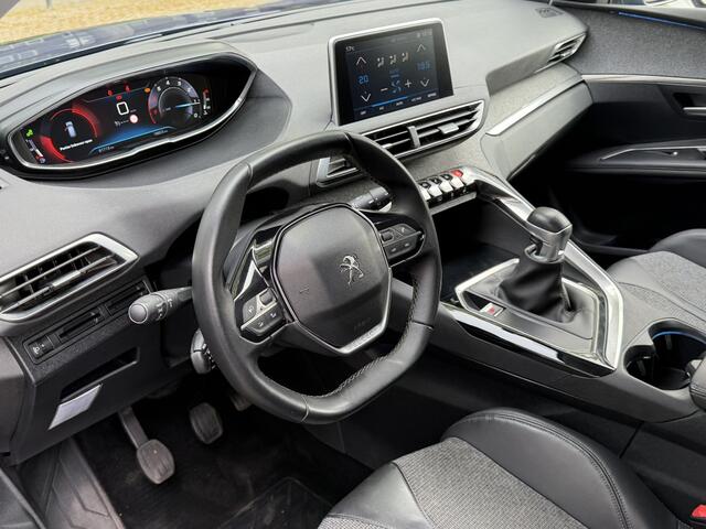 Peugeot 3008 Benzine 130 Pk Luxe Allure * Trekhaak * 1/2 Lederen Interieur * L.M. Velgen & Michelin banden * Stoelverwarming * Parkeersensoren voor- en achterzijde * Vingerhoets; Vierde Generatie Eersteklas Service. Al meer dan 100 jaar een begrip in de Brabantse Kemp