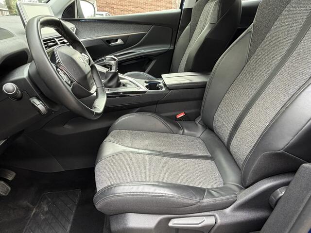Peugeot 3008 Benzine 130 Pk Luxe Allure * Trekhaak * 1/2 Lederen Interieur * L.M. Velgen & Michelin banden * Stoelverwarming * Parkeersensoren voor- en achterzijde * Vingerhoets; Vierde Generatie Eersteklas Service. Al meer dan 100 jaar een begrip in de Brabantse Kemp