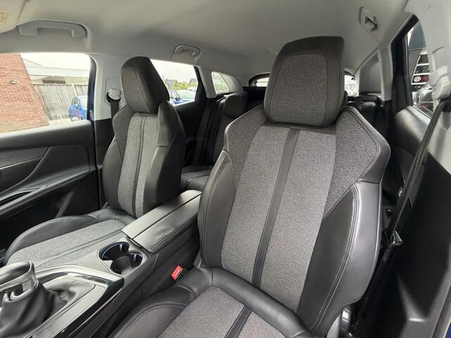 Peugeot 3008 Benzine 130 Pk Luxe Allure * Trekhaak * 1/2 Lederen Interieur * L.M. Velgen & Michelin banden * Stoelverwarming * Parkeersensoren voor- en achterzijde * Vingerhoets; Vierde Generatie Eersteklas Service. Al meer dan 100 jaar een begrip in de Brabantse Kemp