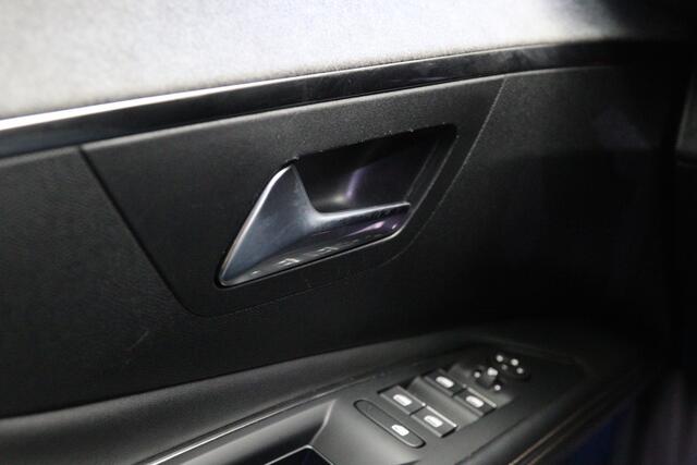 Peugeot 3008 1.6 HYbrid 225 GT, Focal Sound, 19" LM, LED, Camera