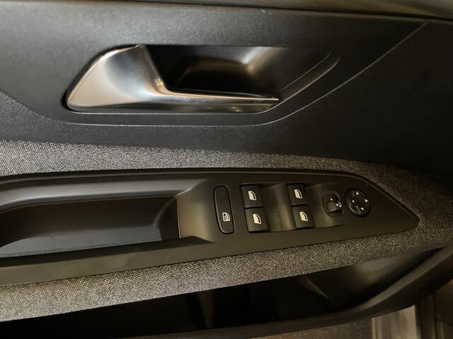 Peugeot 3008 1.2 PureTech Bleu Lease Executive 130 pk Navigatie-Keyless Entry/start-Achteruitrijcamera-Afneembare trekhaak