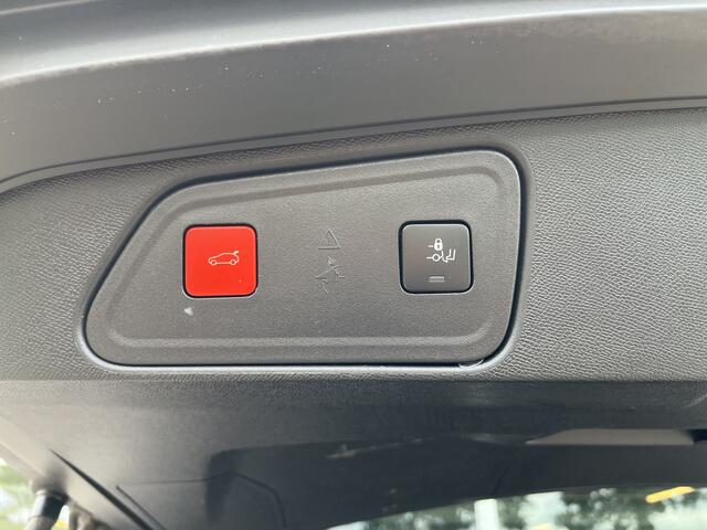 Peugeot 3008 1.5 BlueHDi Blue Lease GT Line Schuif-Kanteldak / LED / Camera / Carplay / Cruise / Trekhaak