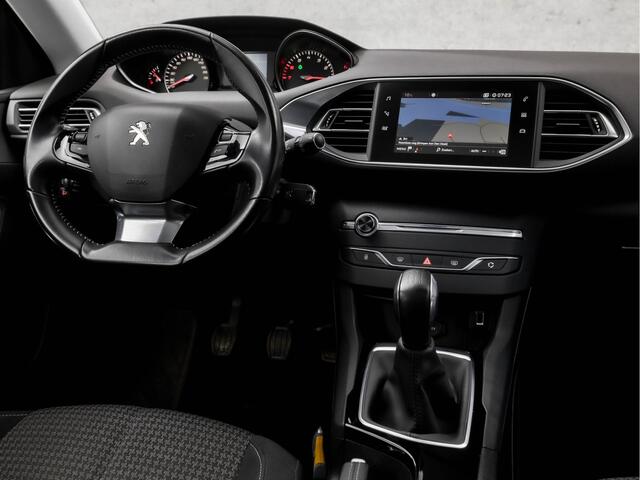 Peugeot 308 SW 1.2 PureTech Active Sport (PANORAMADAK, APPLE CARPLAY, XENON, NAVIGATIE, GETINT GLAS, PARKEERSENSOREN, SPORTSTOELEN, TREKHAAK, CRUISE, NIEUWSTAAT)