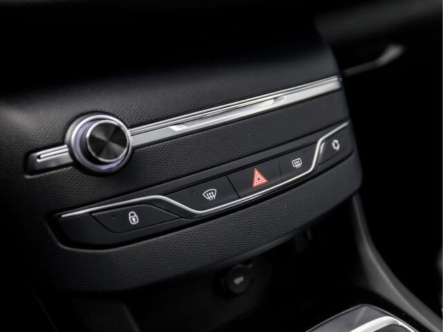 Peugeot 308 SW 1.2 PureTech Active Sport (PANORAMADAK, APPLE CARPLAY, XENON, NAVIGATIE, GETINT GLAS, PARKEERSENSOREN, SPORTSTOELEN, TREKHAAK, CRUISE, NIEUWSTAAT)