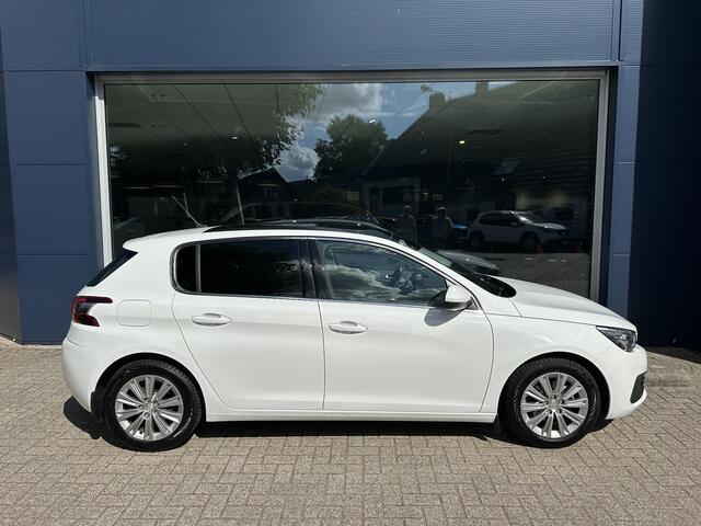 Peugeot 308 1.2 PureTech Allure Automaat. Panorama dak. 4-seizoenen banden. Navigatiesysteem.