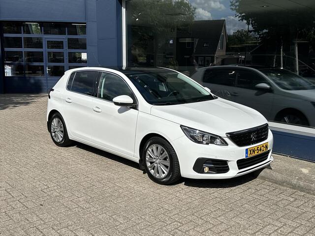 Peugeot 308 1.2 PureTech Allure Automaat. Panorama dak. 4-seizoenen banden. Navigatiesysteem.