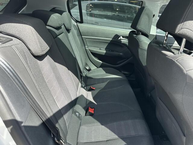 Peugeot 308 1.2 PureTech Allure Automaat. Panorama dak. 4-seizoenen banden. Navigatiesysteem.