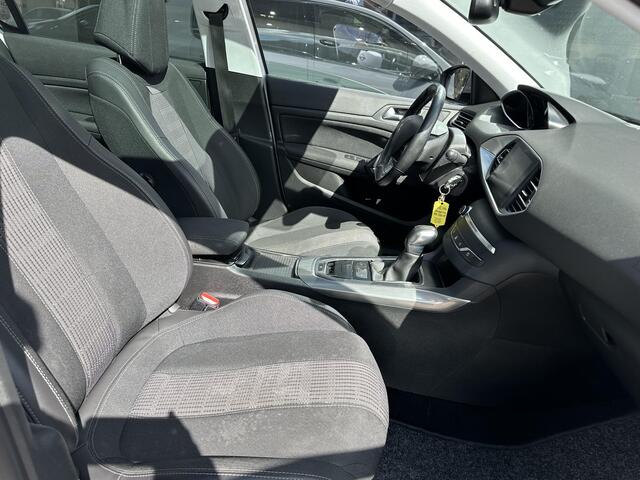 Peugeot 308 1.2 PureTech Allure Automaat. Panorama dak. 4-seizoenen banden. Navigatiesysteem.