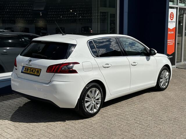 Peugeot 308 1.2 PureTech Allure Automaat. Panorama dak. 4-seizoenen banden. Navigatiesysteem.