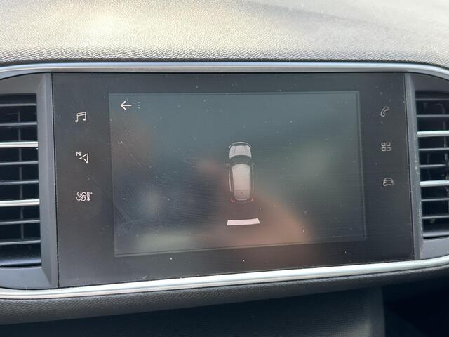 Peugeot 308 1.2 PureTech Allure Automaat. Panorama dak. 4-seizoenen banden. Navigatiesysteem.
