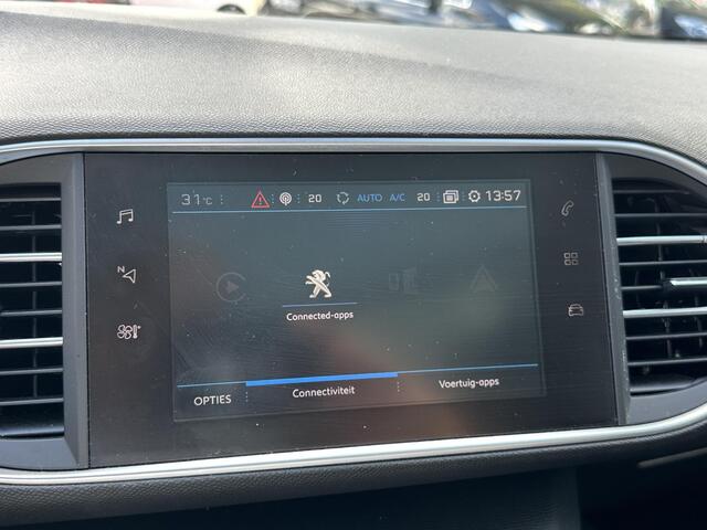 Peugeot 308 1.2 PureTech Allure Automaat. Panorama dak. 4-seizoenen banden. Navigatiesysteem.