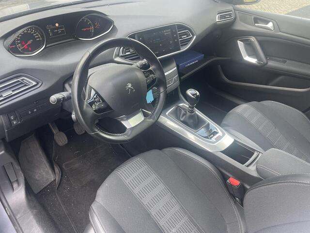 Peugeot 308 SW 1.2 PureTech Blue Lease Premium . Parkeersensoren . Panoramadak . Camera
