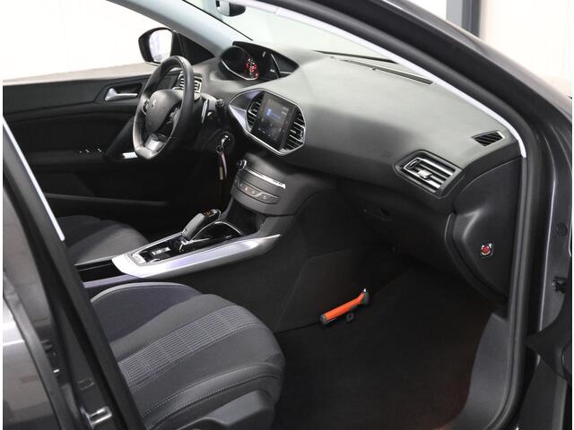 Peugeot 308 130PK Premium | AppleCarPlay/AndroidAuto | Glazendak | Navigatie | Cruise Control | Armsteun | Climate Control | Camera | Privacy Glass | Isofix |