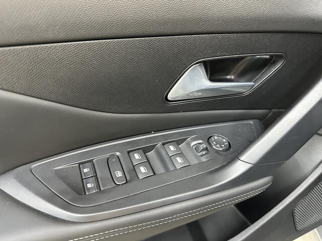 Peugeot 308 1.6 Plug-in Hybrid 180 Allure | Adaptive cruise control | Camera | Carplay