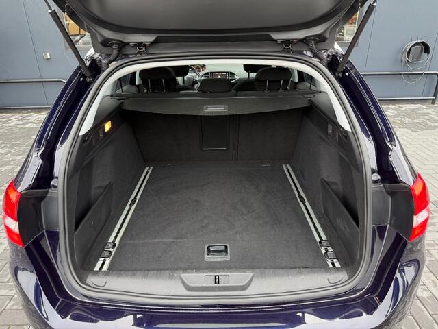 Peugeot 308 1.2 Puretech Blue Lease Executive / Navi/ Pano / PDC