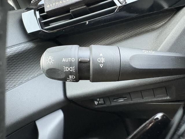 Peugeot 308 1.2 Hybrid 136 e-DCS6 Active Pack Business | Adaptive Cruise Control | Climate Control | DAB |