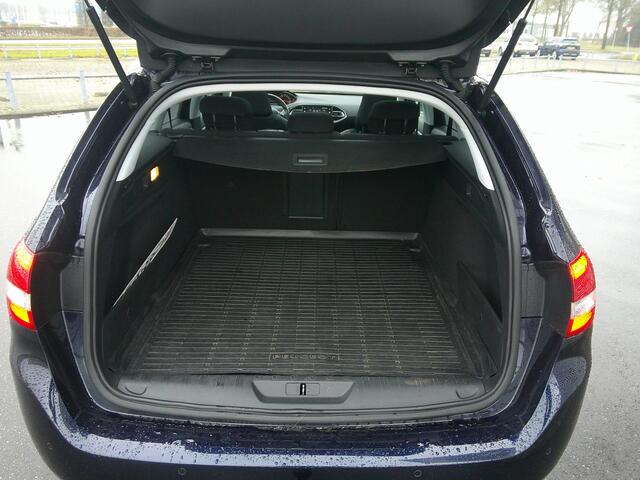 Peugeot 308 SW 1.2 PureTech Blue Lease Premium Staat in Hoogeveen