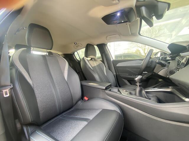 Peugeot 308 1.2 PureTech Allure Pack | Achteruitrijcamera | Apple Carplay | Electronic climate controle | Navigatie systeem | Parkeer sensoren voor en achter |